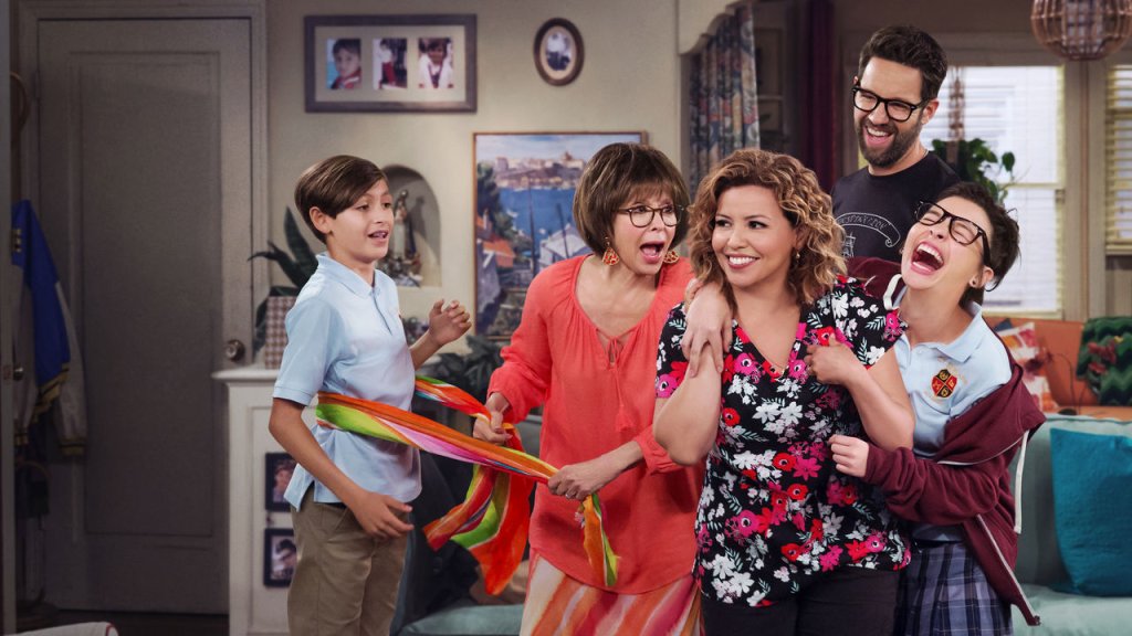 5. One Day at a Time 
Най-добрият ситком тази година се дължи на Норман Леър, който през 1975 година създава сериала вдъхновил \"One Day at a Time\". 
Пенелопе, самотна майка и ветеран от войната между Куба и Америка, гледа две модерни деца в компан