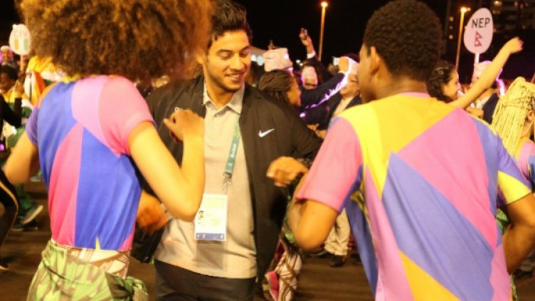 Топлото посрещане за отбора на бежанците в олимпийското село
Отборът на бежанците се състоеше от 10 олимпийци, които бяха посрещнати изключително топло, по бразилски, в олимпийското село. Стотици други спортисти също бяха там, за да ги приветстват, а сирийският плувец Рами Анис дори показа и умения в самбата.