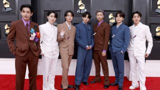 BTS обявиха, че си дават временно почивка и ще съсредоточат върху соловите си кариери, но думите им говорят за нещо повече