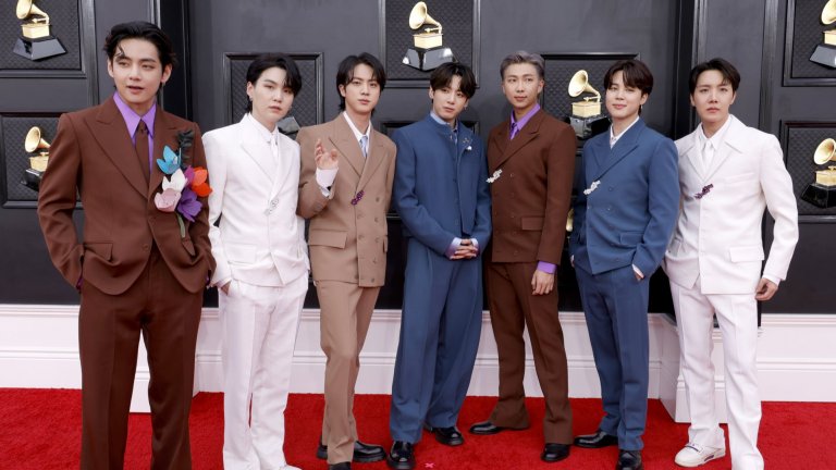 BTSK-pop звездите BTS не успяха да спечелят „Грами“, но изглеждаха хармонично и стилно в костюмите си в есенни цветове на Louis Vuitton.