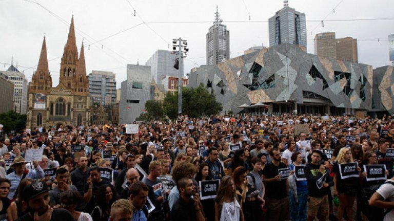 В Мелбърн, Австралия също изразиха подкрепата си към Франция с шествие

