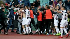Футболистите на Локомотив обезумяха от радост след отбелязването на гола, който се оказа и победен