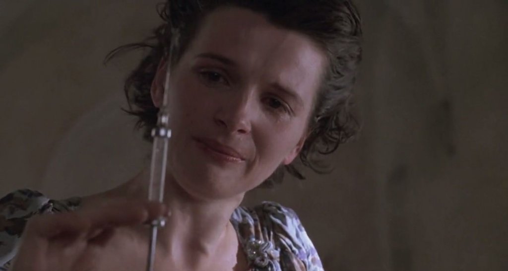 "Английският пациент"
За участието си в "Английският пациент" (English Patient, 1996) на Антъни Мингела Жулиет печели и "Оскар" за най-добра актриса в поддържаща роля, и "Сребърна мечка" от Берлинале през 1997 г. Историята на обречената любов, видяна през очите на медицинската сестра Хана, естествено печели "Оскар" и за филма. Бинош играе в компанията на Ралф Файнс, Кристин Скот Томас и Колин Фърт.