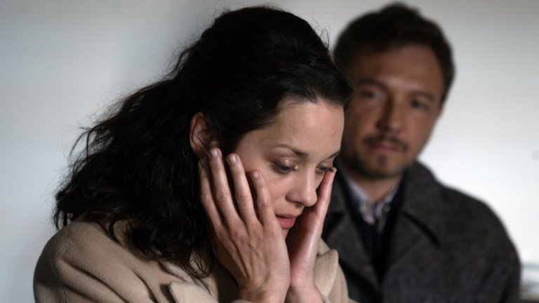 "Брат и сестра"
Филмът на френския режисьор Арно Деплешен, който дебютира по българските екрани с "Киномания", представя историята за пропукалите се взаимоотношения между един брат и една сестра. Луи (Мелвил Попо) е професор и поет, който от години не общува със сестра си Алис (Марион Котияр). Но един инцидент с родителите им ги събира отново и ги принуждава да забравят за омразата помежду си, защото на дневен ред пред тях изплуват семейни тайни, с които трябва да се справят заедно.