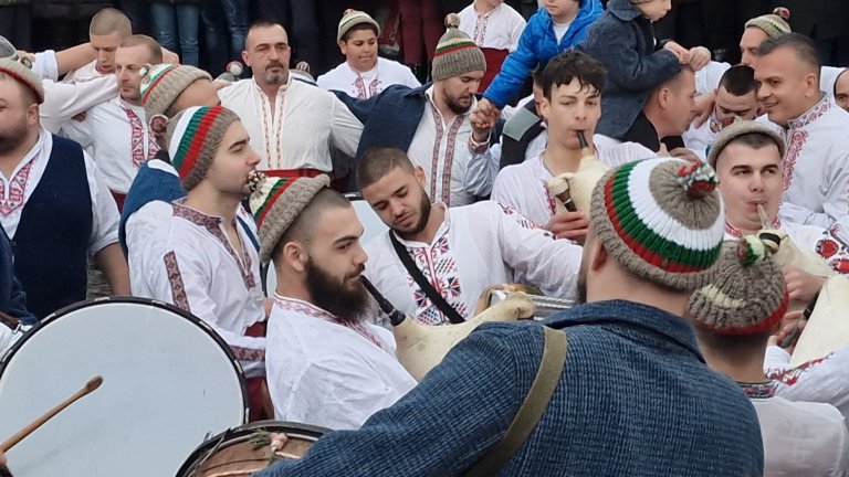 Над 250 калоферци нагазиха в река Тунджа за мъжкото ледено хоро (снимки)