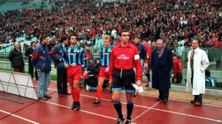 90-те години на миналия век. Интер и Рома са си разменили гащетата в знак на солидарност с Милан, чийто фен е убит в Каляри.