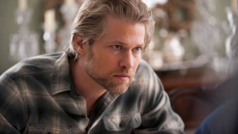 Тери Белфльор - True Blood
Сред най-шокиращите в дългия списък със смъртни случаи из „Истинска кръв”. Тери, страдащ от посттравматичен стрес след преживяното в Ирак, не можеше да живее с вината си и помоли друг ветеран от войната да го убие.
Докато Холи и Арлийн успяха да накарат вампир да омагьоса Тери и да премахне виденията, които го преследваха, те осъзнаха твърде късно, че не са спрели човека, нает да го убие. Така смъртта му и последвалото погребение са трагедия, която феновете на сериала няма как да забравят.