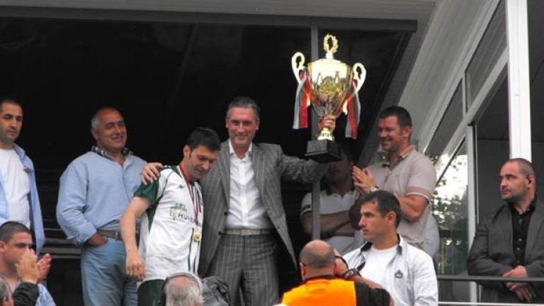 Собственикът на Лудогорец Кирил Домусчиев държи купата, която клубът получи по английски образец като шампион на Източната "Б" група. Вляво от него е министър-председателят Бойко Борисов, който лично уважи тържествата в Разград 