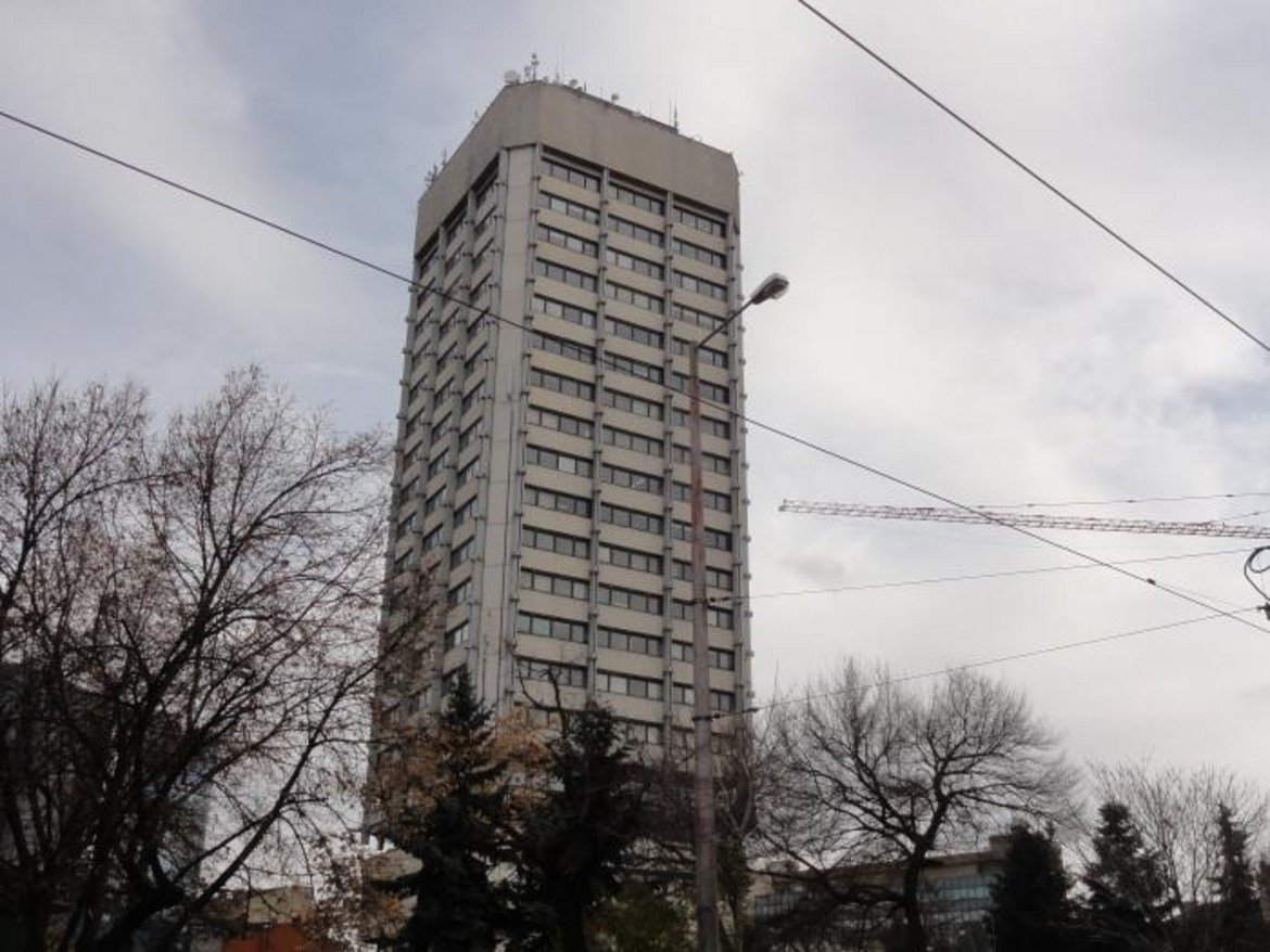 Сграда на КНСБ - 99 метра, 22 етажа, 1978

Сградата на площад "Македония" е завършена през 1978 година, а методът й на строене е бил изключително интересен: етажите са издигани отгоре-надолу около централна бетонна ос. В района на площада още от края на 60-те години има градоустройствен план за построяването на група високоетажни сгради, но през социализма е осъществена само сградата на синдиката. Архитекти са Лозан Лозанов и Богдан Томалевски, които печелят конкурс за издигане на профсъюзен дом.

Снимка: Wikipedia