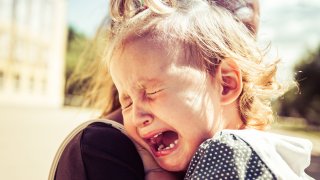 дете, плач, успокоение, майка и дете