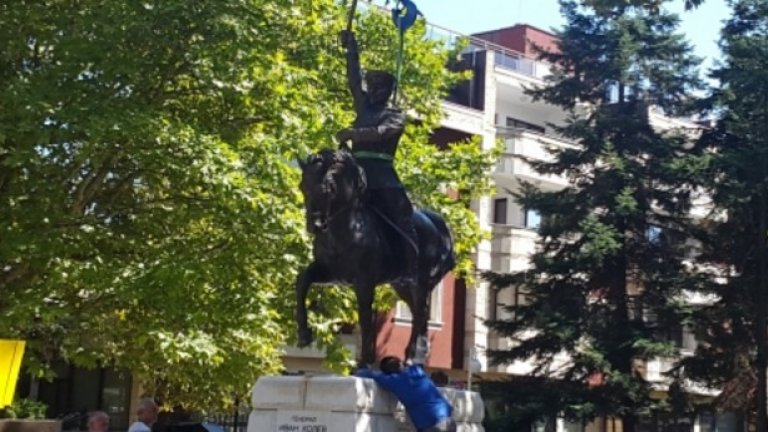 Позволявам си да пророкувам, че не след дълго творбите на Хайтов не само ще светят и ще издават звуци, но и ще миришат...