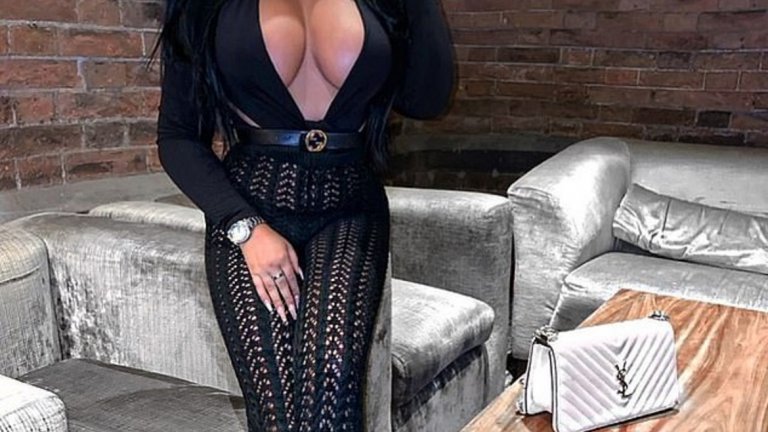 Накрая се появи и с предизвикателно облекло във фоайето