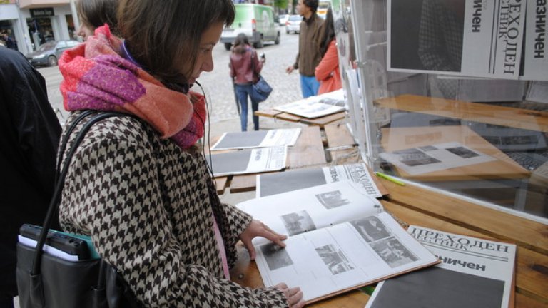 "Преходен вестник" на художника Константин Терзиев намига към пресата от времето на "прехода" като представя пет различни и ексцентрични проекто-броя на вестници.