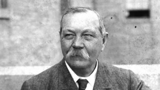 Сър Артър Конан Дойл, бащата на Шерлок Холмс, бил много запален по футбола. Той пазел вратата на южняците от Портсмут.