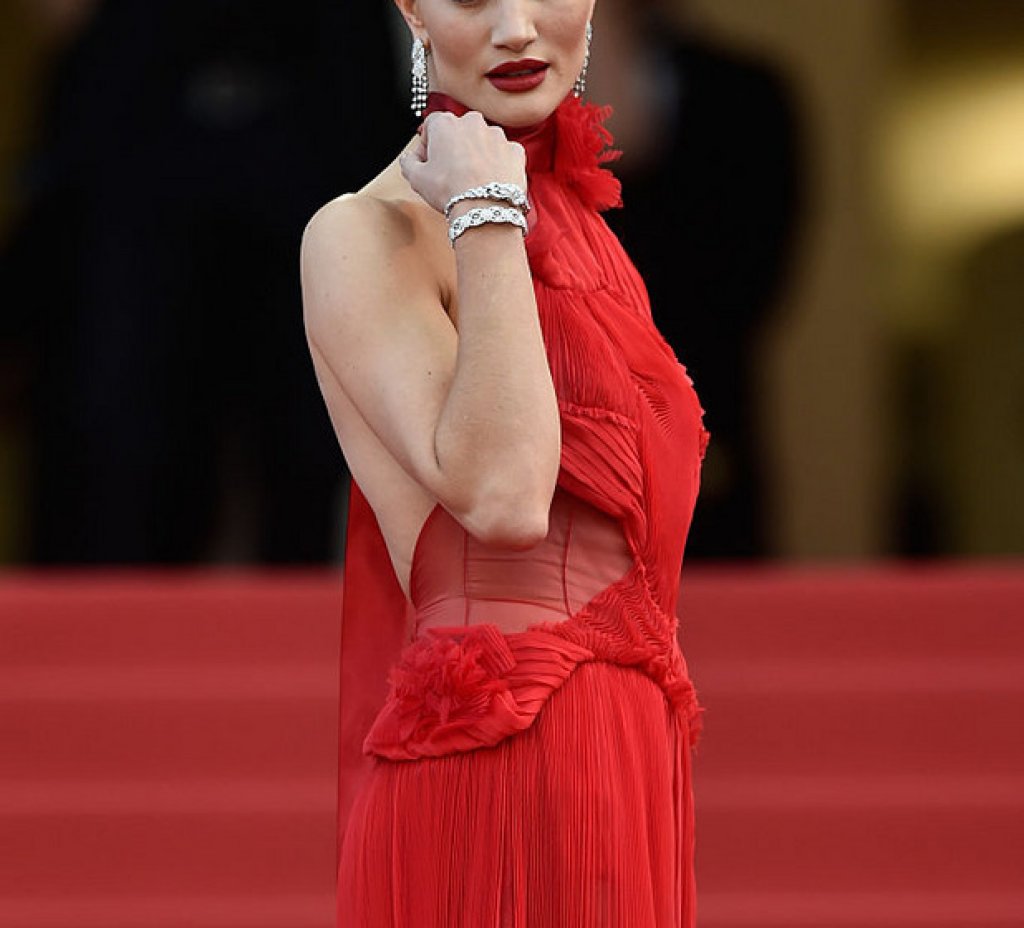 Роузи Хънтингтън-Уайтли се появи като пряка конкуренция на Бела Хадид на премиерата на "The Unkown Girl (La Fille Inconnue)" на 18 май в Кан. Тя също носеше червена отворена и прозрачна рокля, която много напомняше на тази на Хадид