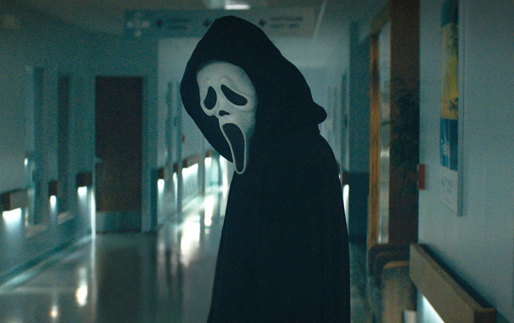 "Писък"
Кога: 14 януари
Къде: кината
Не пак, а отново. Холивуд се връща към поизтърканата идея за убиеца с маска Гоустфейс, преследващ пищящи (и умиращи след това) тийнейджъри. На новия "клас" обаче помагат добре познатите герои от първите филми - Сидни, Гейл и Дюи, като в ролите са отново Нийв Кембъл, Кортни Кокс и Дейвид Аркет. С други думи, филмът все пак се явява продължение на предните от поредицата "Писък". Действието се развива 25 години след първата поредица от брутални убийства в градчето Уудсбъро. Нов убиец е сложил добре познатата маска и отнема живота на млади хора, които са по-заинтересовани от това да си отнемат девствеността взаимно от това да действат разумно и да останат живи. Но ако харесвате жанра и особено старите "Писък", вероятно ще се зарадвате и на този.