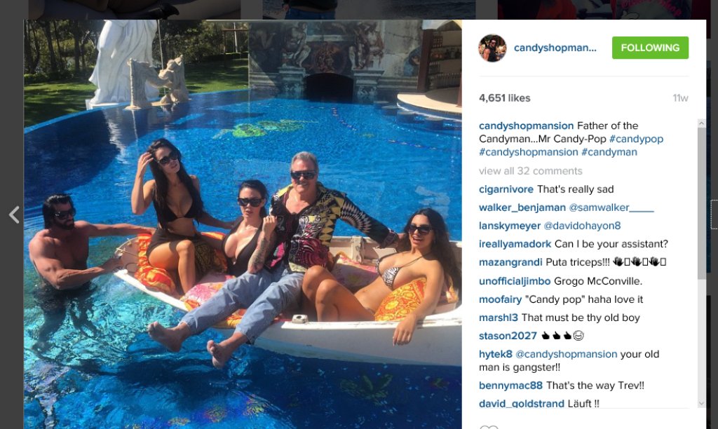 Семейна снимка с бащата на Траверс и неговите приятелки