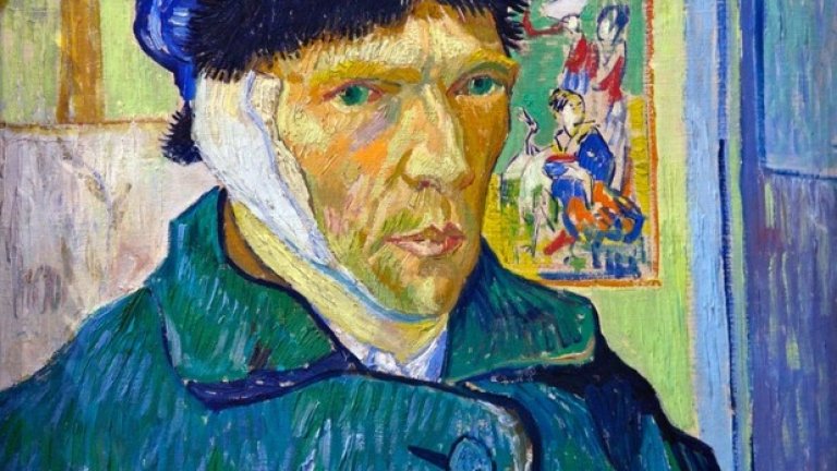 8. Винсент ван Гог, "Автопортрет с превързано ухо" (1889)
Винсент ван Гог е запленен от картина от XIX век, наречена "Лудостта на Хюго ван дер Гус". В тази картина средновековният художник Хюго ван дер Гус - който в реалния си живот е бил затворен в манастир заради психично заболяване - седи умислен в страдание, докато хорато около него се отчайват, че не могат да му помогнат. Ван Гог пише, че понякога се е идентифицирал с тази картина. Тук, скоро след като сам си е отрязал ухото, той се разглежда с критичен поглед като човек, засегнат от подобно страдание. Или не? Очите на Винсент са кристално сини, погледът му е проницателен и пронизващ. Той гледа обективно нараненото си лице, с дълбока искреност. Той нито е "нормален", нито "луд", а просто още един човек, който ни говори със смелост и искреност.