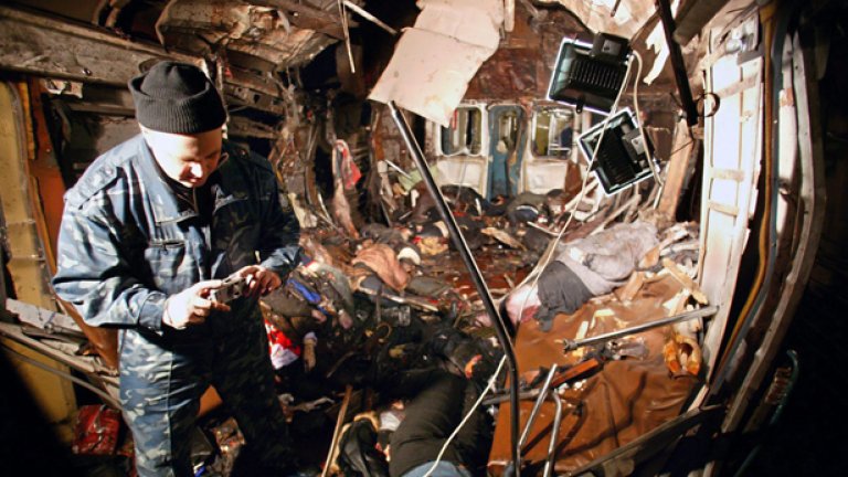 При експлозии в метрото на Москва загинаха най-малко 50 души