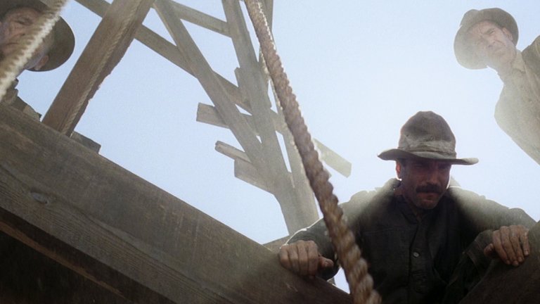 Даниъл Дей-Люис създава едно от най-смразяващо убедителните актьорски изпълнения под слънцето. Потъването в образ е дълбоко и свирепо. Ще се влюбите в неговия човекомразец.