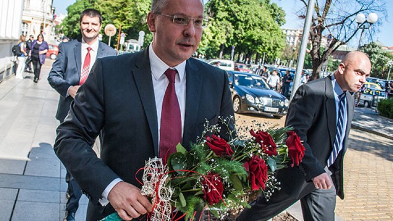 Станишев остави партията си и Орешарски цял мандат (добре, че беше кратък)  да се обясняват Кой е предложил Пеевски, при положение че цялото общество знаеше отговора