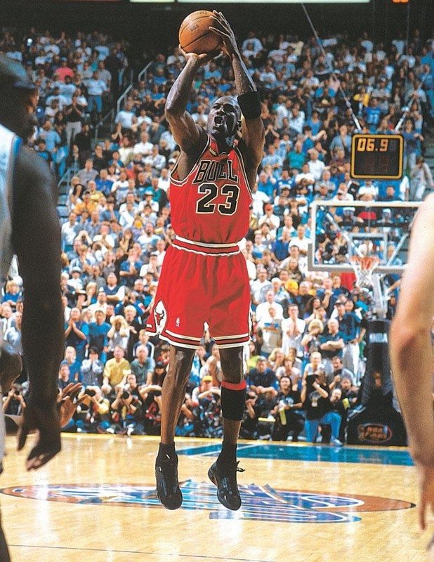 Майкъл Джордан, мач №6, 1998 г.
Джордан вкара 45 точки, включително кош в последната секунда, с който донесе шестата титла на Чикаго за 8 сезона. Жертвата отново бе Юта.