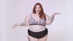 Спорната реклама представлява снимка на модела Тес Холидей по бикини.