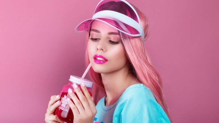 Бира с по-малко калории, послания за приятелство и борене на стреса... Как алкохолната индустрия привлича жените купувачи и колко опасно може да е това