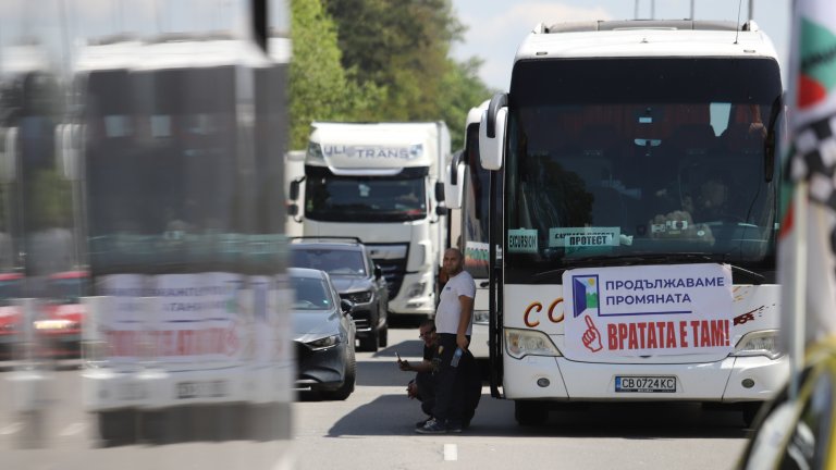 Превозвачите излязоха днес на национален протест, блокирайки редица важни пътни артерии в страната