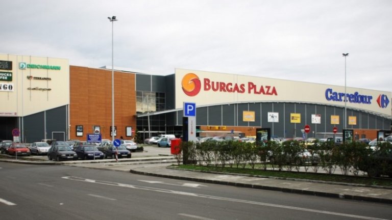 Мъжки глас е съобщил, че е поставено взривно устройство магазин