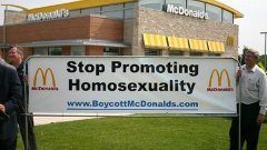 Реакцията на възмутени от новата гей реклама на "Макдоналдс" не закъсня...