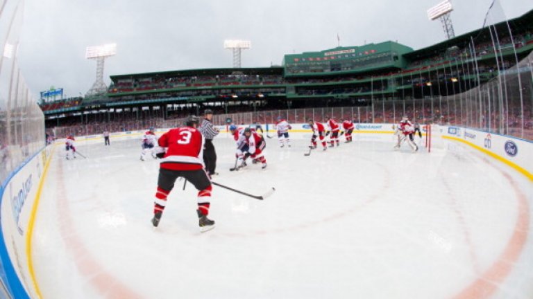 Хокей на „Фенуей Парк” През 2010 г. домакинът Бостън побеждава Филаделфия с 2:1 по време на NHL Winter Classic.