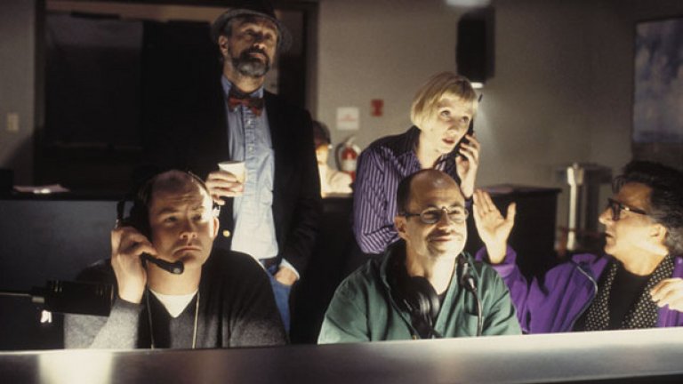 Кадър от филма "Да разлаем кучетата"