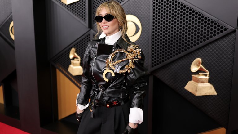 Майли СайръсСайръс блесна със сложен тоалет на Celine, съставен от кожено яке, свободен черен панталон с мъжка кройка, бяла риза и огромна златна брошка. Макар и малко претрупана, визията ѝ беше една от най-стилните за вечерта.