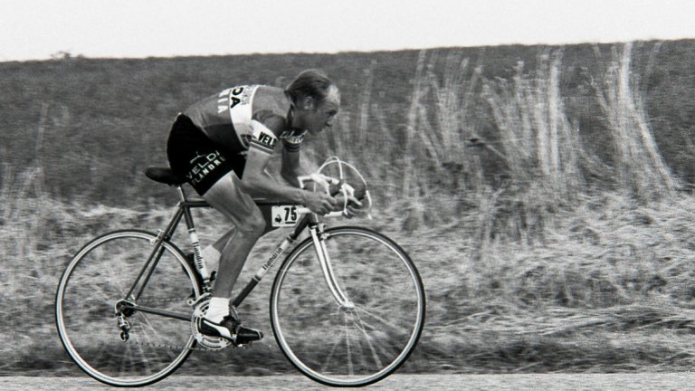 Гаф при подмяна на урината
Наблъскал сте се с допинг? Няма страшно, особено ако сме през 70-те години. Тогава пробата за забранени стимуланти се взима, след като се изходите по малка нужда в шишенце. Тарикатите веднага измислят следния номер – презерватив с чиста чужда урина се поставя под мишницата, и с помощта на тънък маркуч впръсквате течността в колбата за пробите. Това работи дълго време, но е разкрито през 1978 г. по време на Обиколката на Франция. Колоездачът Мишел Полентие решава, че всичко ще мине без проблеми, както в предишните етапи. За беда докторът излиза заядлив и французинът е изхвърлен от тура заради опит да подправи пробата си за допинг.