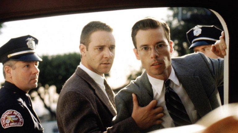 7. Поверително от Ел Ей/L.A. Confidential (1997)
Действието се развива в Лос Анджелес в началото на 50-те години. Градът процъфтява. Но реалността е съвсем различна. Под бляскавата повърхност лежи една корумпирана същност.
Пъстра галерия от герои съживява паралелните реалности на Ел Ей: бляскавите красавици и очарователните, амбициозни мъже от единия свят изведнъж попадат в развратността и беззаконието на другия. Филмът е обсебващ портрет на този забележителен град в една епоха, превърнала се в легенда.