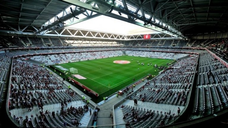Стадион „Пиер Мороа“ в Лил е с капацитет 50 186 места и в групите там ще играят Германия – Украйна (12 юни), Русия – Словакия (15 юни), Швейцария – Франция (19 юни), Италия – Ейре (22 юни) и един четвъртфинал на 1 юли.