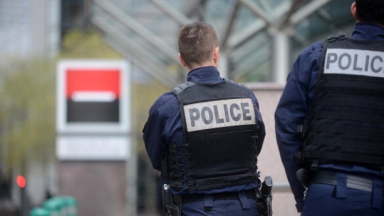Заподозрените, на възраст между 16 и 23 години, били задържани на различни места във Франция в понеделник