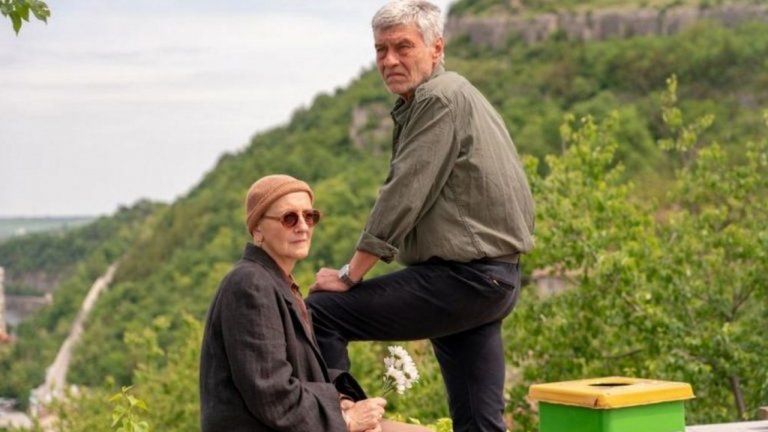 "Не влизай в пререкание с персонала на банята"
Основната част от сюжета на филма е история за отношенията между брат и сестра. В него режисьорът Иван Черкелов представя неясните сенки на миналото, самотата, неразбирането и любовта. Потъналият в детските си спомени брат и умиращата му от рак сестра се откриват отново след години, усетили истинската си същност на човешки същества.
Основните роли във филма са поверени на Александър Трифонов, Силва Милковска и Иван Динев.