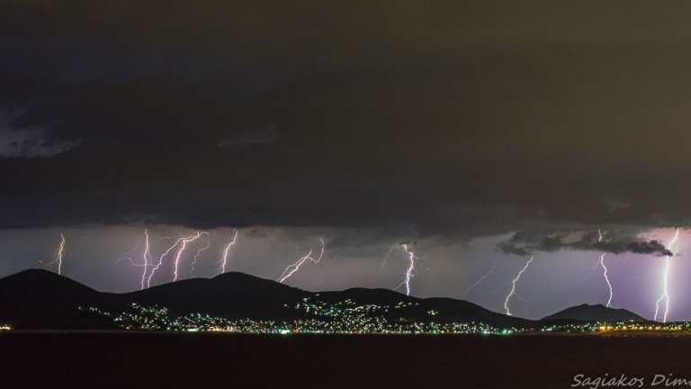 Гръмотевичната буря, гледана от Атина.