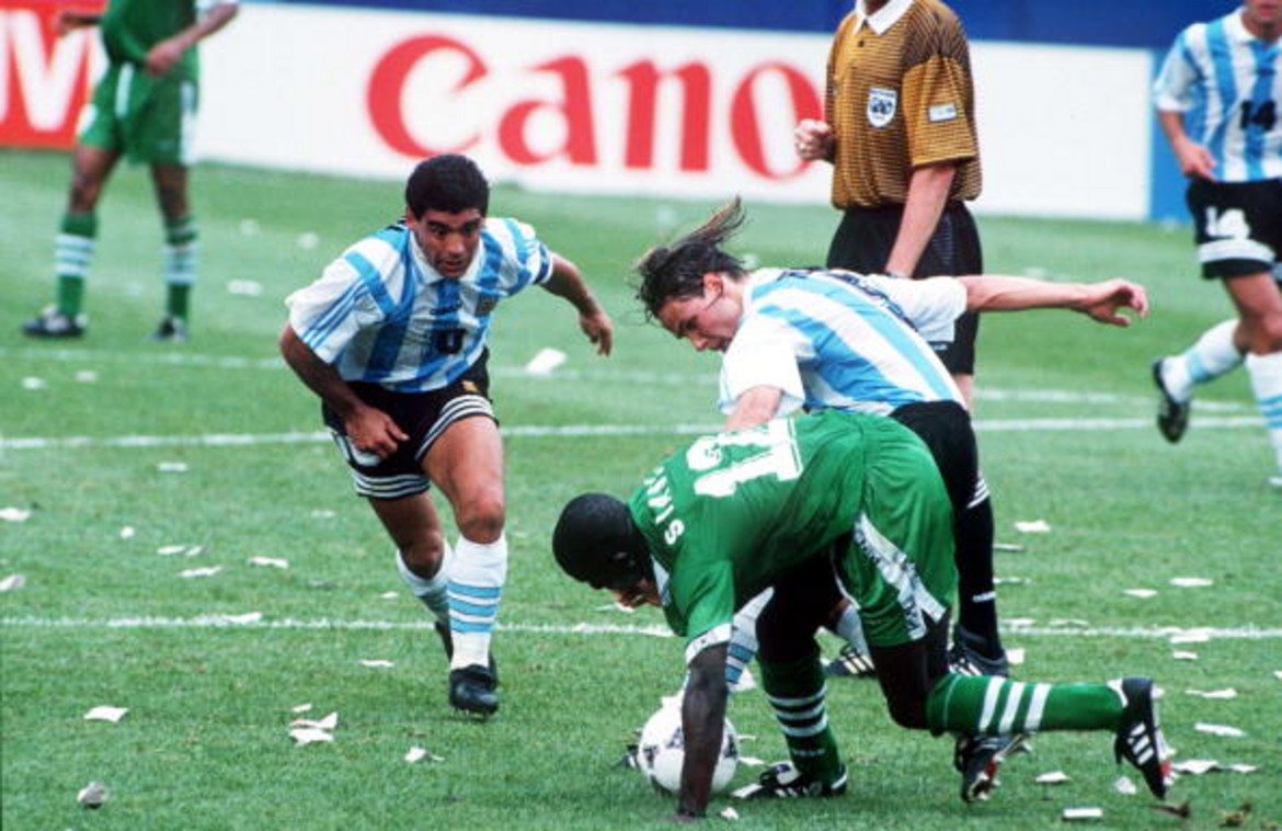 Аржентина - Нигерия
В определяната като най-тежка група D жребият събра Аржентина и Нигерия. Те са играли общо четири пъти на световни първенства, като във всички случаи сънародниците на Диего Марадона са излизали победители. Самият Марадона изигра последния си мач на големи финали именно срещу Нигерия в САЩ-94 преди да го хванат с допинг, където победата с 2:1 дойде след два гола на Клаудио Каниджа. Габриел Батистута беше точен през 2002 г. за аржентинския успех с 1:0, а Габриел Хайнце се разписа осем години по-късно при същия резултат. Лионел Меси пък вкара два пъти срещу Нигерия на последното световно, а Аржентина спечели последния мач от групата си с 3:2. 
А по ирония на съдбата тези два отбора играха приятелска среща помежду си в руския град Краснодар само преди няколко седмици. Аржентинците поведоха набързо с 2:0, но след това храбрите африканци обърнаха развоя до 4:2 в своя полза. 

