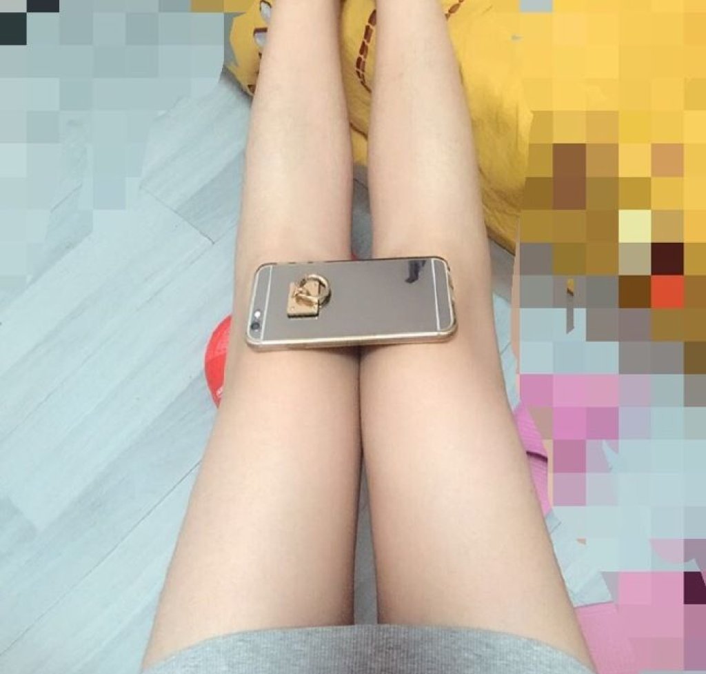 Хиляди жени са качили снимки в социалните мрежи заради iPhone 6 Legs Challenge.


