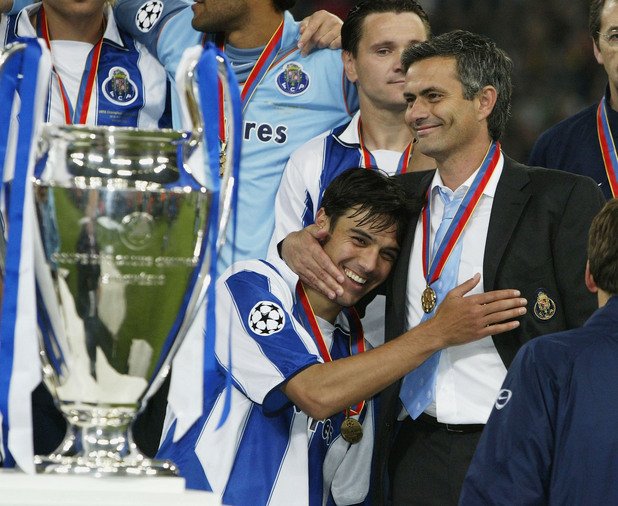Моуриньо излиза на сцената.
Жозе Моуриньо прегръща бащински Пауло Ферейра край най-важната от всички купи в клубния футбол. Треньорът е направил току-що Порто европейски шампион за 2004-а и слага старт на серията големи успехи, които постига вече 11 години.