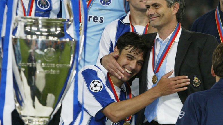 Моуриньо излиза на сцената.
Жозе Моуриньо прегръща бащински Пауло Ферейра край най-важната от всички купи в клубния футбол. Треньорът е направил току-що Порто европейски шампион за 2004-а и слага старт на серията големи успехи, които постига вече 11 години.