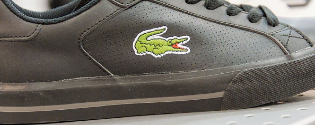 4. Lacoste – през 1927 г. тенисистът Рене Лакост се е хванал на бас за куфар от алигаторска кожа. Американската преса веднага нарича Лакост Алигатора. В родната му Франция прякорът се превръща в Крокодила. Затова и след като открива компанията си през 193