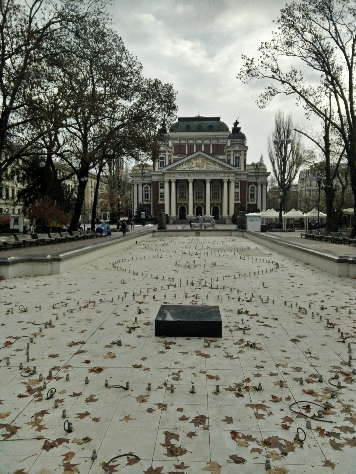 Балерината, която украсяваше фонтаните на Народния театър, все още не е върната на постамента си. Статуята на Георги Чапкънов беше съборена преди седмици от пиян младеж. 