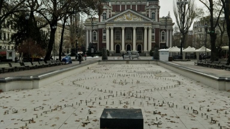 Балерината, която украсяваше фонтаните на Народния театър, все още не е върната на постамента си. Статуята на Георги Чапкънов беше съборена преди седмици от пиян младеж.