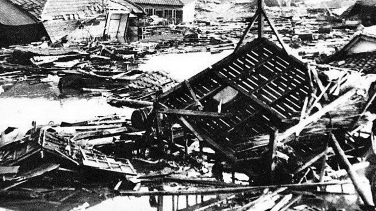 ...и унищожава домове и в Япония. Там живота си губят около 200 души.