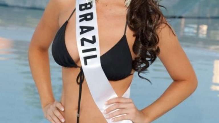 Мис Бразилия 2010 Дебора Лира бе гадже на Пато за около месец.