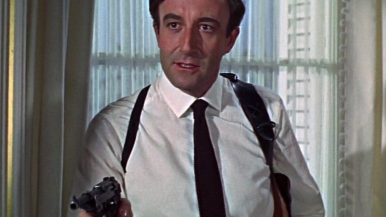 "Казино Роял" под режисурата на Тарантино 
"Казино Роял" до голяма степен върна интереса към поредицата за Джеймс бонд. Истината е, че интерес към проекта проявява Куентин Тарантино, но не успява да се споразумее за авторските права. Тарантино е планирал действието да се развива в средата на XX-ти век и да има ретро привкус. 
За ролята е бил предвиден досегашния Бонд – Пиърс Броснан, който щеше да бъде повече от доволен да работи с режисьора. Заради неуредените авторски права на мястото на Броснан идва Даниел Крейг и сценарият е пренаписан.